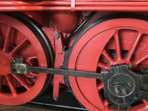 Bahn: Die Räder einer alten Lok / Foto: Larissa Vassilian