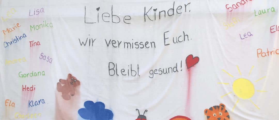 Banner vor einem Kindergarten